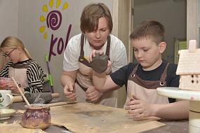 Воронежцы переехали в село, чтобы открыть гончарную мастерскую для детей